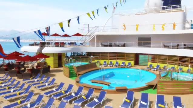 La soleada Piscina de Popa del Carnival Magic ofrece vistas increibles del mar y el paisaje CRUCEROS CARNIVAL MAGIC OFERTAS CRUCEROS MEDITERRANEO
